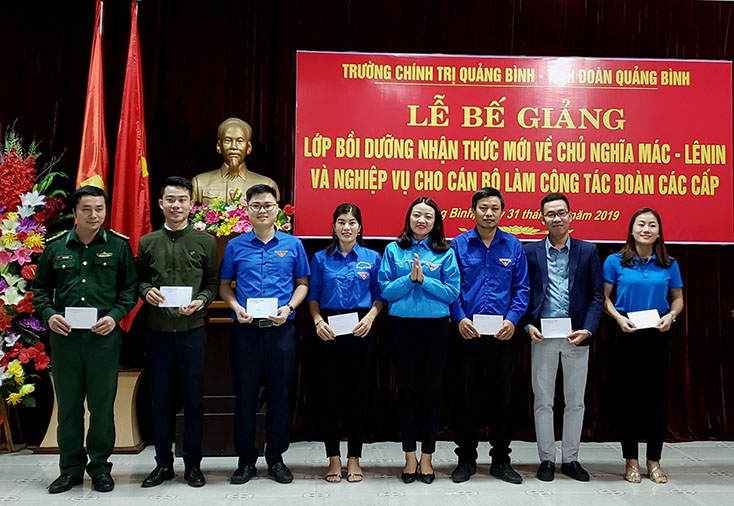 Đại diện lãnh đạo Tỉnh đoàn trao thưởng cho các học viên có thành tích xuất sắc.