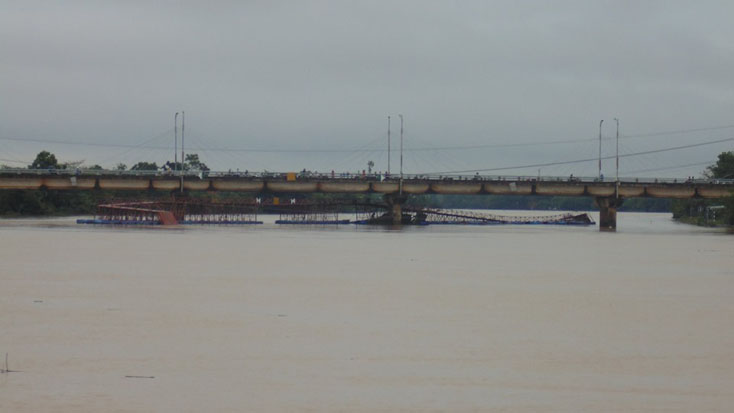 Cầu phao nối từ xã Xuân Thủy qua xã Mỹ Thủy bị lũ cuốn trôi đến cầu Kiến Giang