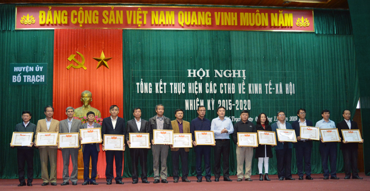 Đồng chí Bí thư Huyện ủy Bố Trạch Đinh Hữu Thành trao giấy khen cho các tập thể đạt thành tích xuất sắc trong thực hiện các chương trình hành động phát triển kinh tế-xã hội, nhiệm kỳ 2015-2020.