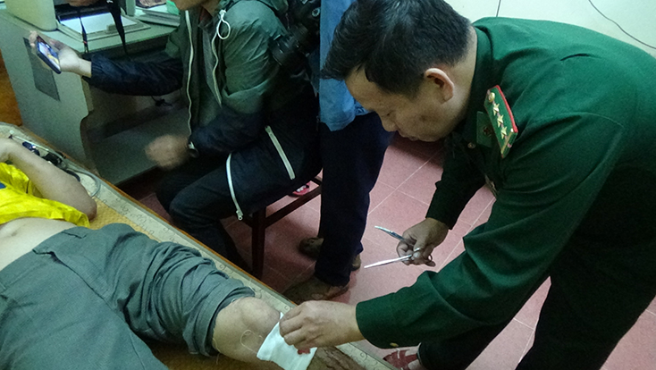 Quân y Đồn Biên phòng Roòn BĐBP Quảng Bình đang sơ cứu thuyền viên bị nạn. 