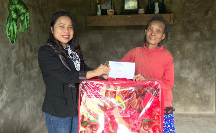 Đại diện UBND huyện Bố Trạch đã đến thăm, tặng quà cho bà Hương.