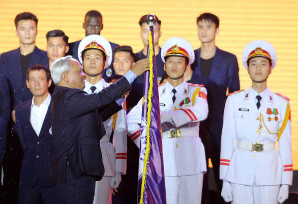 Phó chủ tịch Quốc hội Uông Chu Lưu trao Huân chương Lao động hạng ba cho CLB Bóng đá Hà Nội - Ảnh: NAM KHÁNH