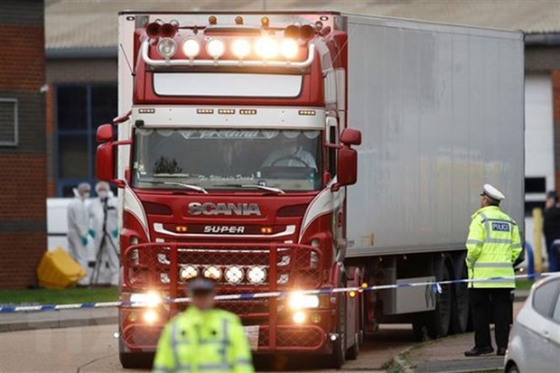 Nhà chức trách Anh điều tra tại hiện trường xe container đông lạnh chứa 39 thi thể ở Grays, Essex. (Ảnh: Reuters/TTXVN)