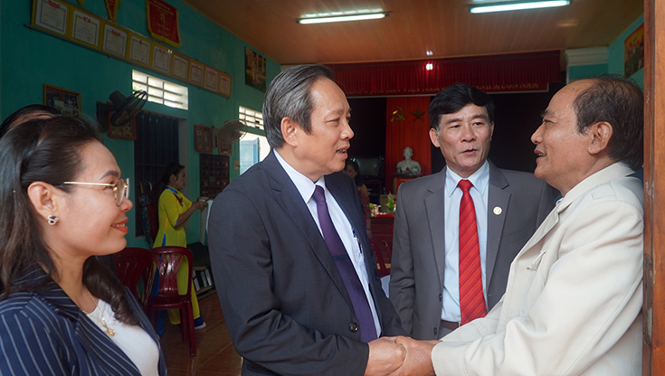  Các đồng chí lãnh đạo tỉnh và thành phố Đồng Hới trò chuyện với nhân dân TDP6, phường Đồng Sơn