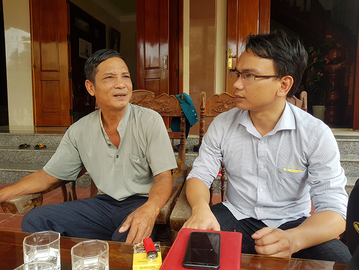 Ông Trần Thanh Văn (bên trái, ở tiểu khu 4, thị trấn Hoàn Lão, huyện Bố Trạch lại câu chuyện vượt biên sang Anh 