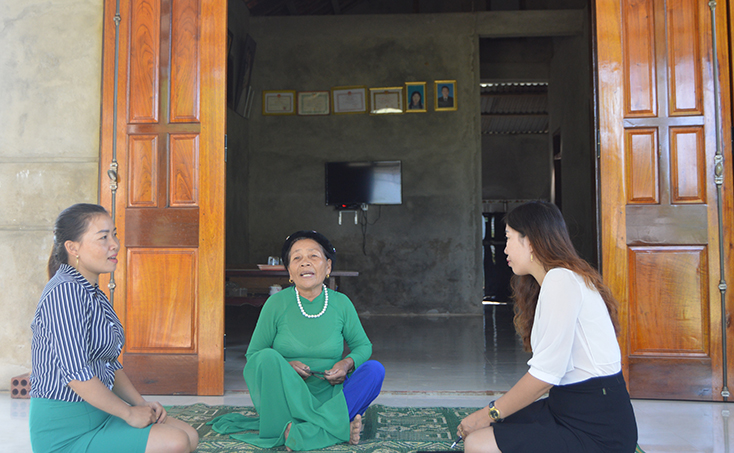 Nghệ nhân Cao Thị Bương (giữa) đang trao đổi, truyền dạy nghệ thuật hát nhà trò cho lớp kế cận. 