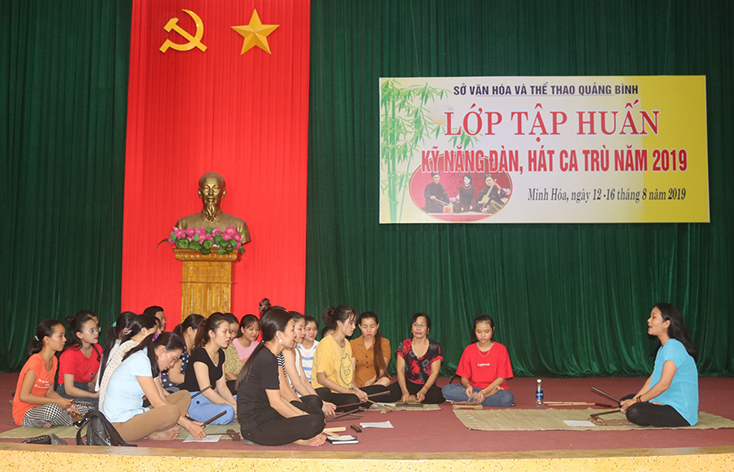 Các thành viên CLB Hát nhà trò xã Minh Hóa được tham gia lớp tập huấn nghệ thuật biểu diễn ca trù do Sở Văn hóa và Thể thao tổ chức tại huyện Minh Hóa. 