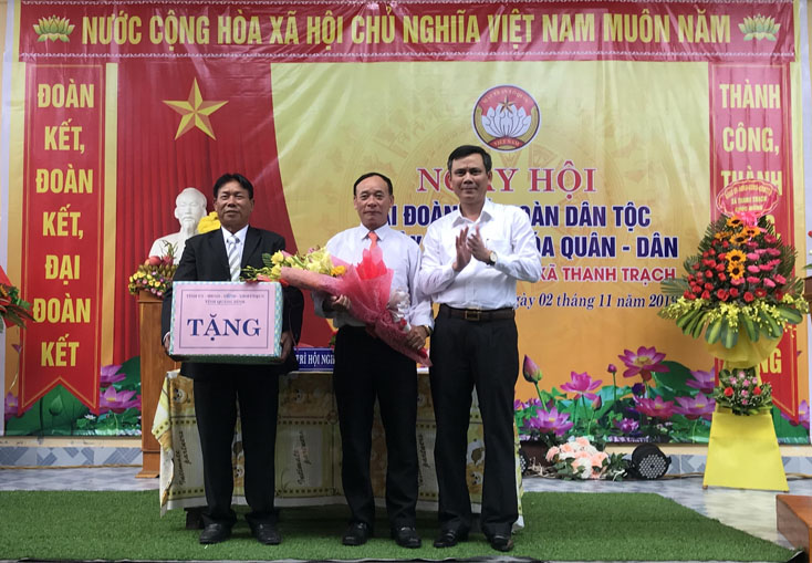 Đồng chí Phó Bí thư Thường trực Tỉnh ủy Trần Thắng tặng hoa và quà động viên cán bộ, nhân dân thôn Thanh Hải 