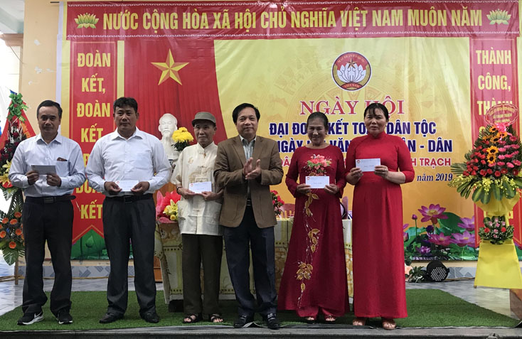Đại diện lãnh đạo Ủy ban MTTQVN tỉnh tặng quà cho 5 hộ gia đình tiêu biểu của thôn Thanh Hải