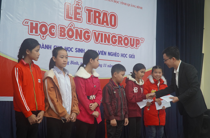 Đại diện Quỹ Thiện Tâm trao học bổng cho học sinh huyện Tuyên Hóa.