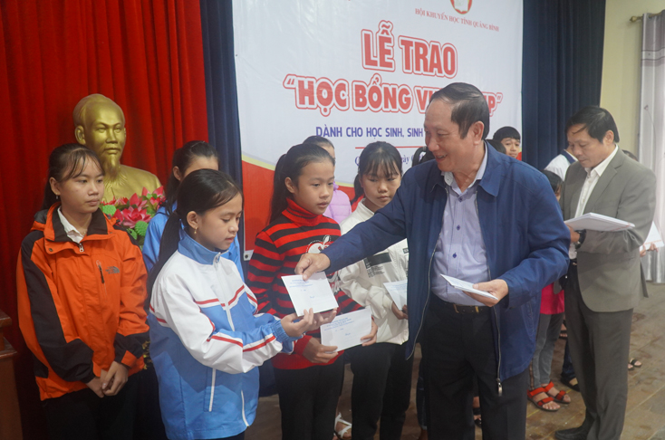  Đại diện lãnh đạo Hội Khuyến học tỉnh trao “Học bổng Vingroup” cho học sinh huyện Bố Trạch. 