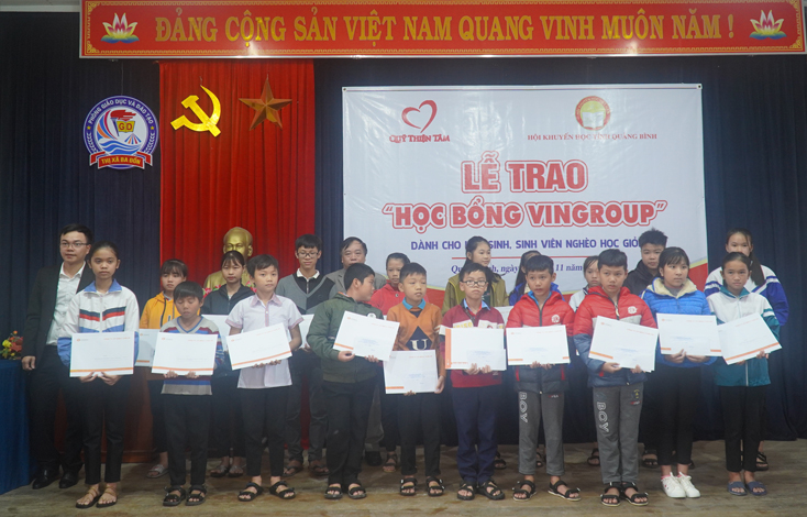 Các em học sinh thị xã Ba Đồn được nhận học bổng của Quỹ Thiện Tâm năm học 2019-2020.