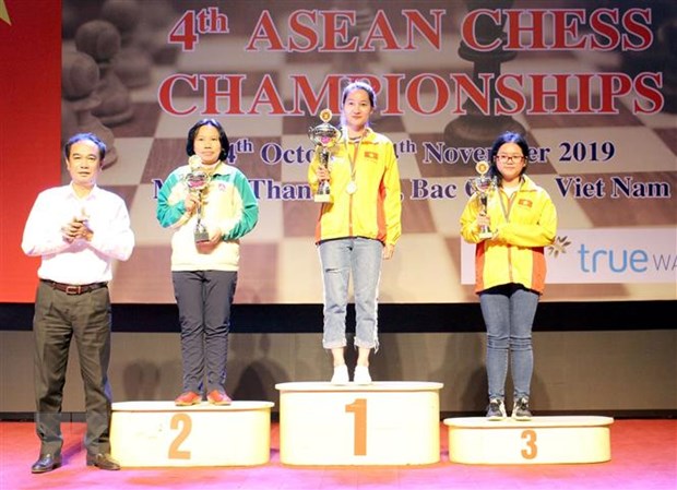 Ban tổ chức trao huy chương và cúp cho các vận động viên đoạt giải nội dung cá nhân nữ - cờ tiêu chuẩn. (Ảnh: Đồng Thúy/TTXVN)
