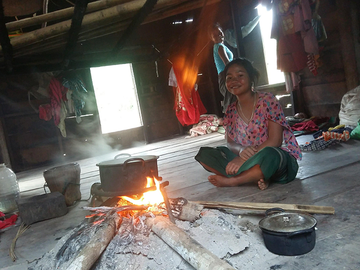 Người Ma Coong bên bếp lửa giữa căn nhà sàn. 