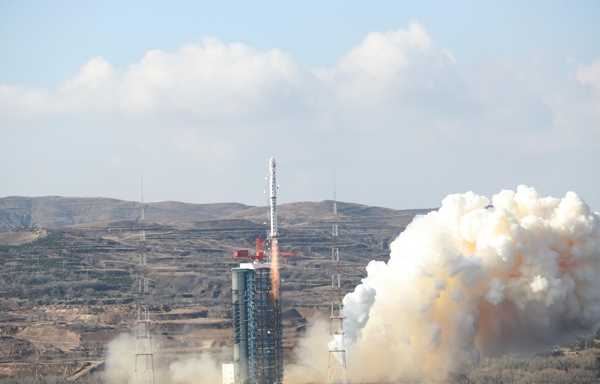  Tên lửa đẩy Trường Chinh-4B mang theo vệ tinh Cao Phân-7 rời bệ phóng tại Trung tâm phóng vệ tinh Thái Nguyên, tỉnh Sơn Tây, miền bắc Trung Quốc, ngày 3-11. (Ảnh: THX/TTXVN)