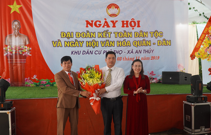 Đồng chí Phạm Thị Hân, Ủy viên Ban Thường vụ Tỉnh ủy, Chủ tịch Ủy ban MTTQVN tỉnh tặng hoa chúc mừng nhân dân và cán bộ khu dân cư thôn Phú Thọ.