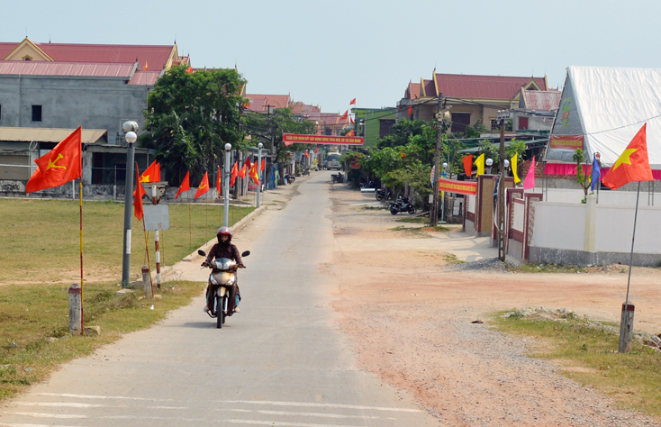 Mạng lưới giao thông trên toàn huyện Bố Trạch tương đối đồng bộ, tạo điều kiện cho nhân dân đi lại thuận lợi.