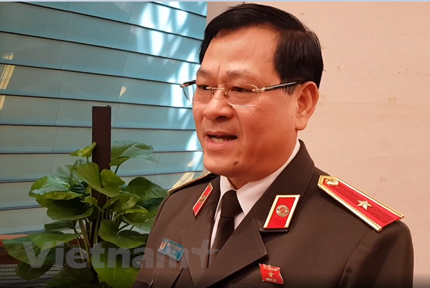 Thiếu tướng Nguyễn Hữu Cầu, Giám đốc Công an tỉnh Nghệ An chia sẻ với báo chí bên hành lang Quốc hội. (Ảnh: PV/Vietnam+)