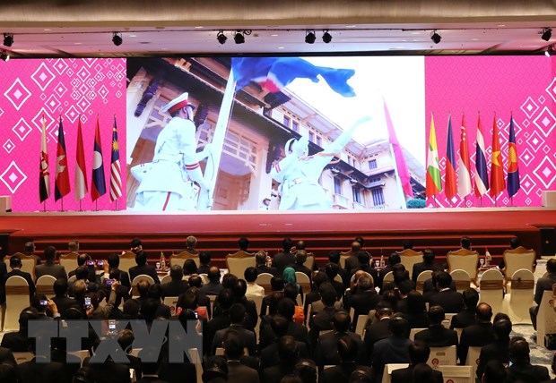 Thu tuong Nguyen Xuan Phuc cong bo chu de cua Nam ASEAN 2020 hinh anh 2Trình chiếu video giới thiệu về Việt Nam tại lễ bàn giao chức Chủ tịch ASEAN năm 2020 cho Việt Nam. (Ảnh: Thống Nhất/TTXVN)