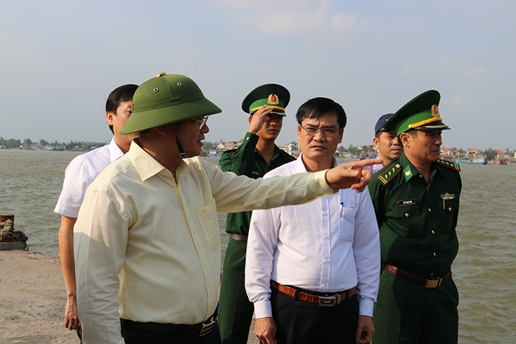 Đồng chí Lê Minh Ngân kiểm tra tình hình thực hiện công tác chống khai thác (IUU) tại cảng cá Sông Gianh