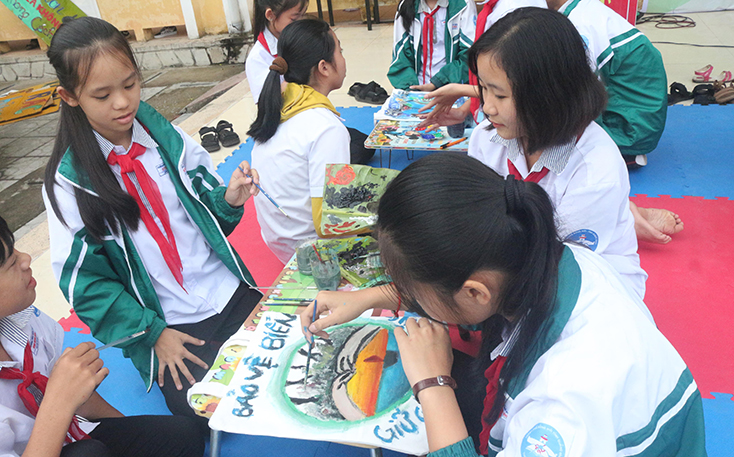 Học sinh trường THCS Đồng Phú, Đồng Hới trang trí túi vải để sử dụng thay thế các sản phẩm nilon.   