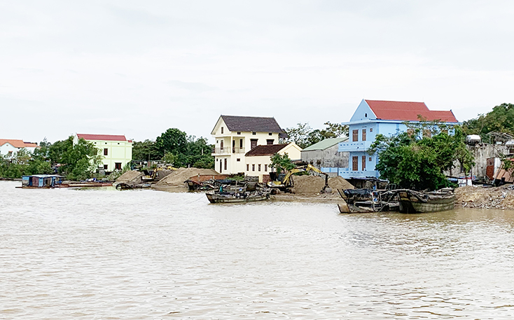 Các điểm tập kết của 3 hộ gia đình tại xã Gia Ninh lấn chiếm lòng sông để tập kết cát, sạn.