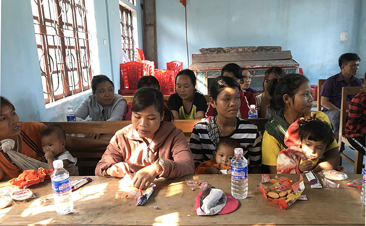   Người dân bản Chuối, xã Lâm Hóa, huyện Tuyên Hóa tham gia hội nghị khảo sát về tảo hôn và hôn nhân cận huyết.