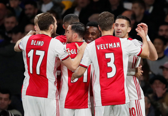  Niềm vui của các cầu thủ Ajax sau khi ghi bàn vào lưới Chelsea - Ảnh: REUTERS