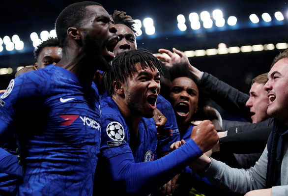  Niềm vui của các cầu thủ Chelsea sau khi Reece James gỡ hòa 4-4 - Ảnh: REUTERS
