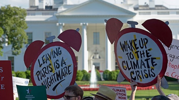 Biểu tình chống biến đổi khí hậu bên ngoài Nhà Trắng. (Nguồn: AP)