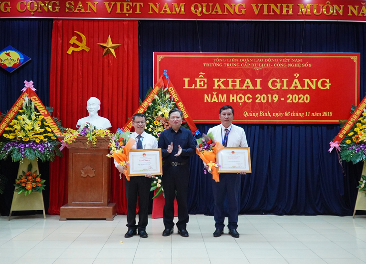  Đồng chí Phó Chủ tịch UBND tỉnh Nguyễn Tiến Hoàng trao bằng khen cho tập thể Trường trung cấp công nghệ số 9.