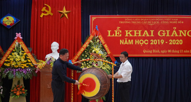 Đồng chí Nguyễn Tiến Hoàng, Tỉnh uỷ viên, Phó Chủ tịch UBND tỉnh đánh trống khai giảng năm học mới của Trường trung cấp công nghệ số 9.