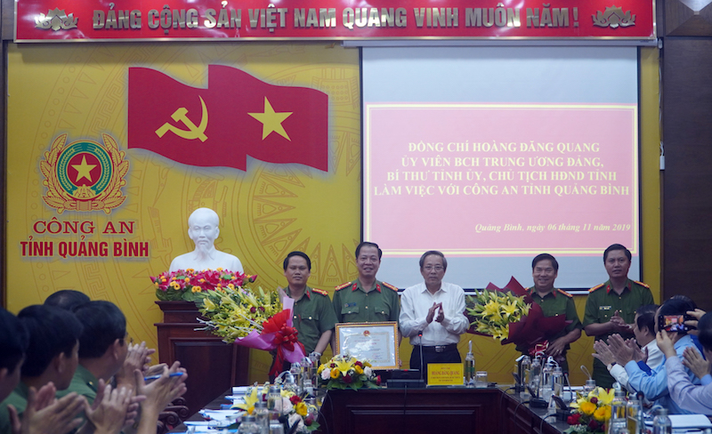 Đồng chí Bí thư Tỉnh ủy đã trao Bằng khen của UBND tỉnh cho tập thể Công an tỉnh 