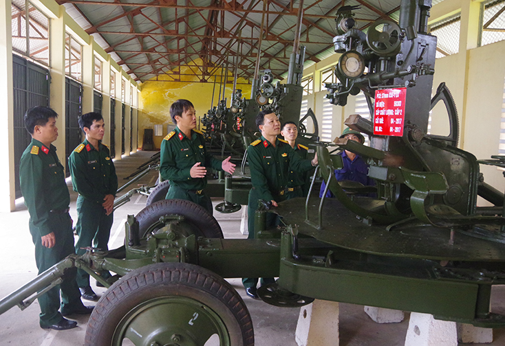 Đại tá Hoàng Xuân Vĩnh, Chính ủy Bộ CHQS tỉnh cùng đoàn công tác kiểm tra công tác bảo quản, bảo dưỡng vũ khí trang bị tại Kho K6.