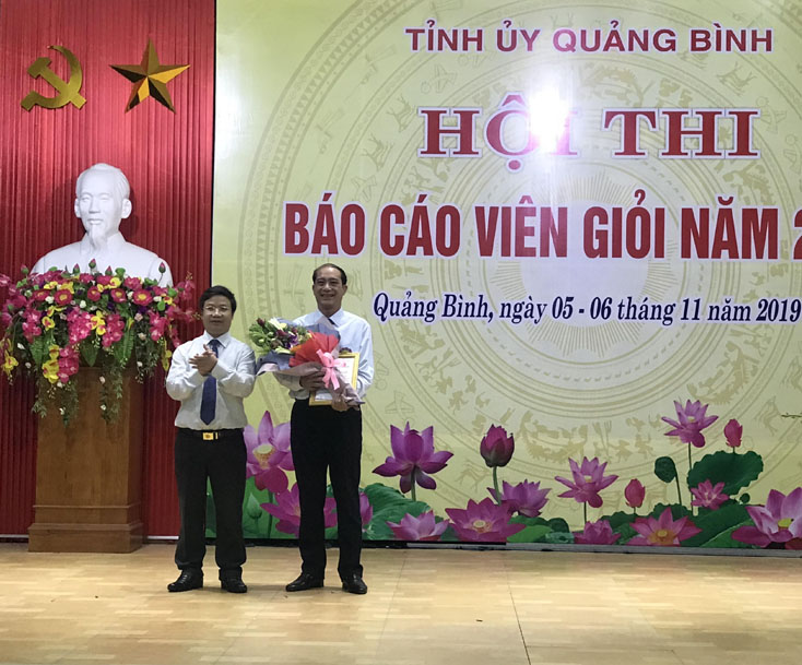 Đồng chí Trưởng ban Tuyên giáo Tỉnh ủy Cao Văn Định trao giải nhất cho thí sinh Đặng Thái Sơn