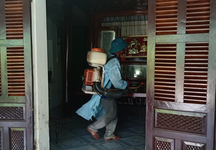 Cán bộ y tế tiến hành phun hóa chất diệt muỗi tại một hộ dân trên địa bàn thành phố Đồng Hới. 