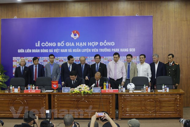 Liên đoàn bóng đá Việt Nam và huấn luyện viên Park Hang-seo gia hợp đồng tới năm 2022. (Ảnh: Trọng Đạt)