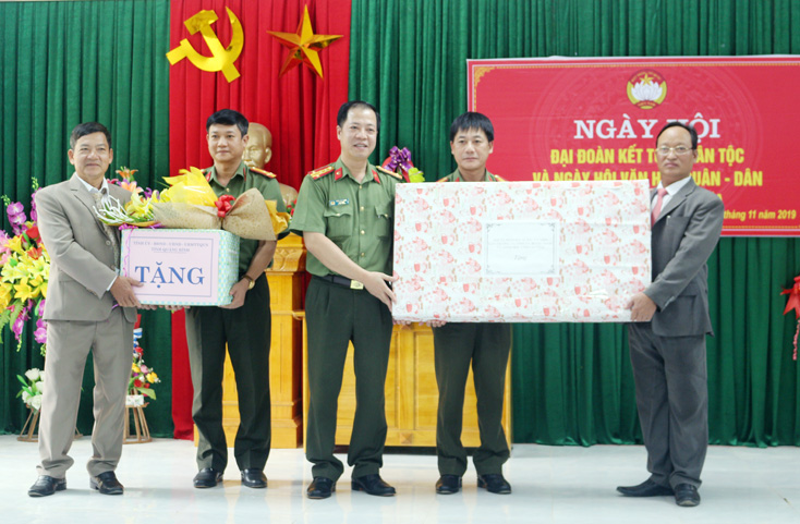 Đại tá Trần Hải Quân, Ủy viên Ban Thường vụ Tỉnh ủy, Giám đốc Công an tỉnh tặng quà cho thôn Văn Hóa 2, xã Hồng Hóa.
