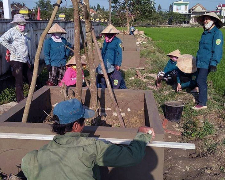 Hội viên phụ nữ xã Quảng Thủy đóng góp ngày công, kinh phí xây dựng công trình trồng hoa, cây cảnh xung quanh khuôn viên nghĩa trang liệt sỹ. 