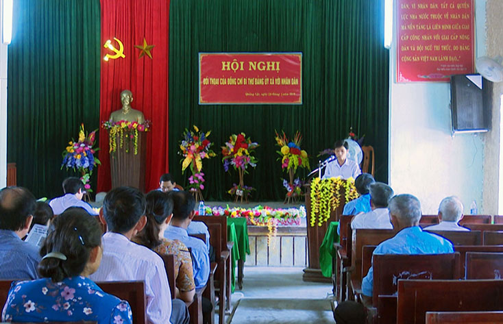 Lãnh đạo xã Quảng Lộc (thị xã Ba Đồn) đối thoại với người dân trên địa bàn.