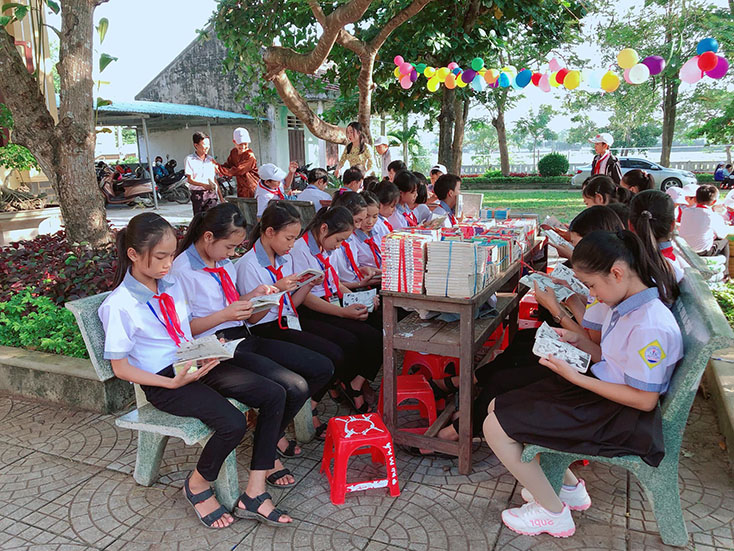 Các em học sinh đọc sách tại góc Thư viện xanh 2. 