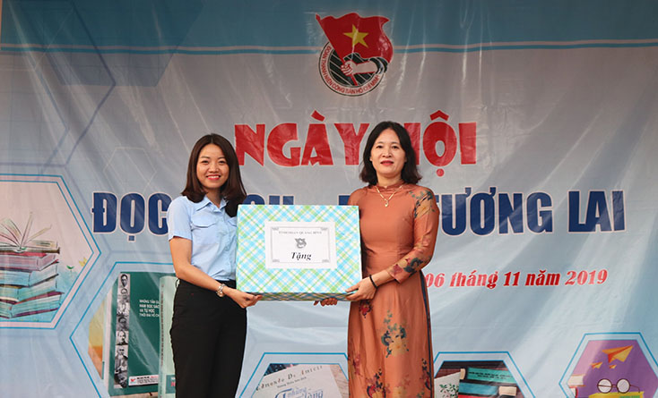 Đồng chí Lê Thị Ngọc Hà – Phó Bí thư Tỉnh Đoàn, Chủ tịch Hội đồng Đội tỉnh trao tặng sách cho thư viện nhà trường