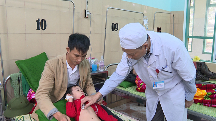 Bác sỹ Bệnh viện đa khoa huyện Tuyên Hóa đang khám cho bệnh nhân mắc sốt xuất huyết.