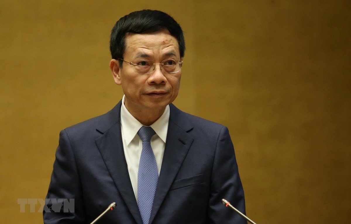 Bộ trưởng Bộ Thông tin và Truyền thông Nguyễn Mạnh Hùng trả lời chất vấn của các đại biểu Quốc hội. (Ảnh: Dương Giang/TTXVN)