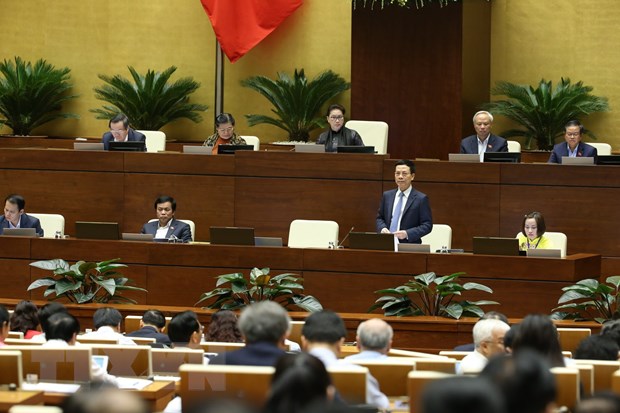 Bộ trưởng Bộ Thông tin và Truyền thông Nguyễn Mạnh Hùng trả lời chất vấn của các đại biểu Quốc hội. (Ảnh: Dương Giang/TTXVN)