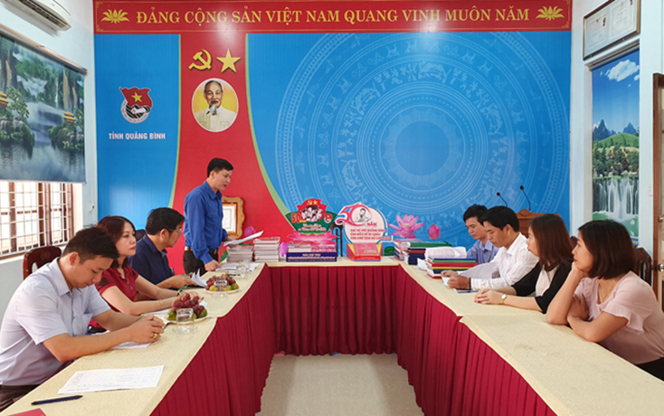 Ban giám khảo trao đổi trước khi chấm các bài thi “Thế hệ trẻ Quảng Bình tìm hiểu về Di chúc của Chủ tịch Hồ Chí Minh”