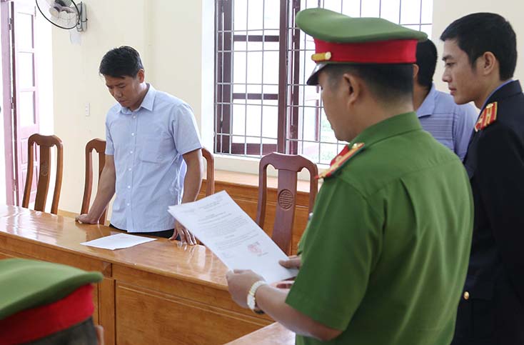  Cơ quan Công an tống đạt các quyết định đối với Nguyễn Hoài Nam, nguyên là Trạm trưởng Trạm Kiểm lâm Thượng Trạch.