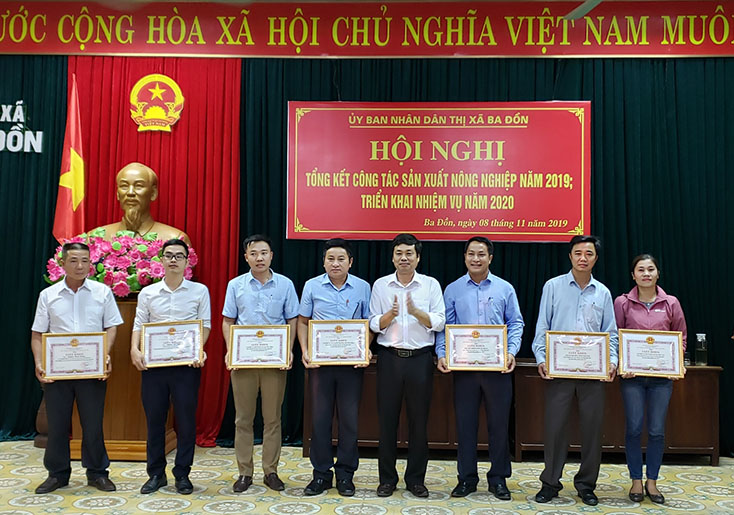 Đại diện lãnh đạo thị xã Ba Đồn tặng giấy khen cho các tập thể và cá nhân có thành tích xuất sắc trong công tác phát triển sản xuất nông nghiệp năm 2019.