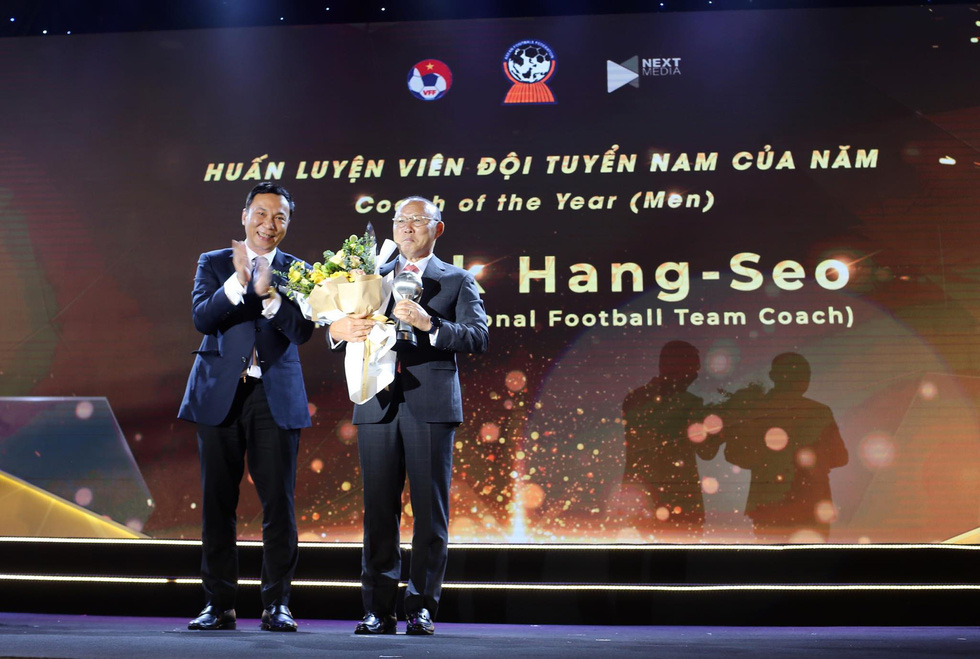 HLV Park Hang Seo nhận Giải HLV đội tuyển nam của năm - Ảnh: NAM KHÁNH