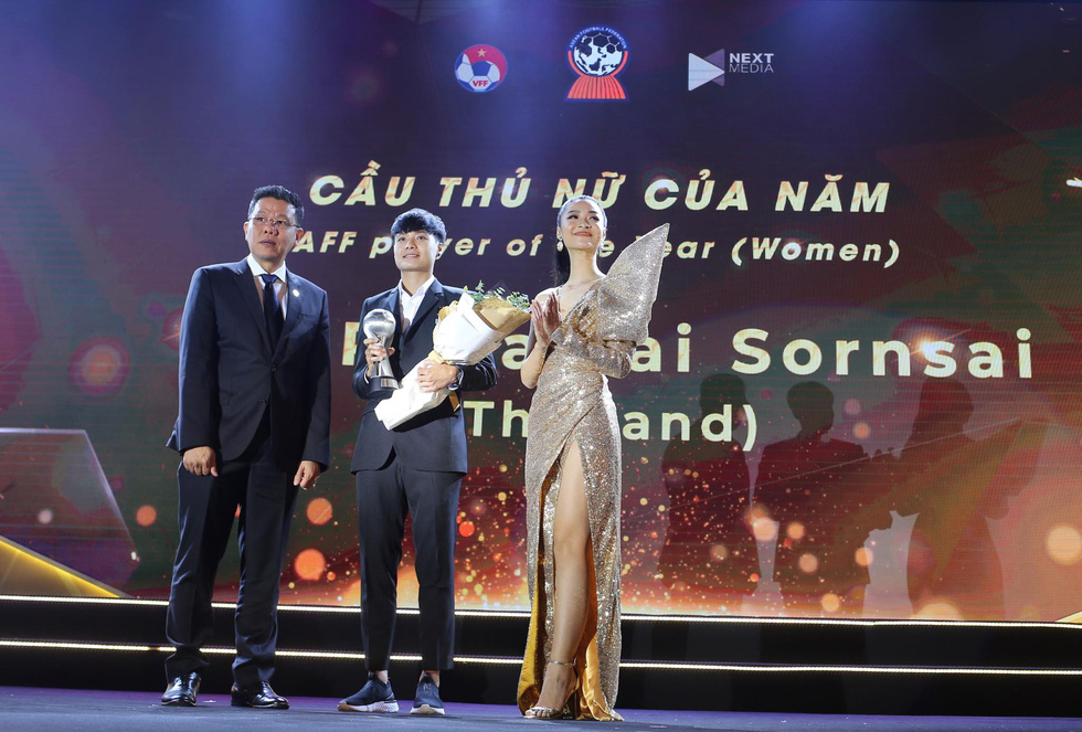  Pitsamai Sornsai (Thái Lan) nhận Giải cầu thủ nữ xuất sắc nhất năm - Ảnh: NAM KHÁNH